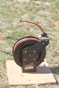 lot 6 image: CENTRAL PNEUMATIC AUTO REWIND HOSE REEL WITH 250 PSI 25 FEET AIR HOSE