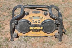 lot 8 image: DEWALT DC011 WORK SITE RADIO CHARGER