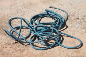 lot 18 image: HEAVY DUTY LONG BLUE AIR HOSE