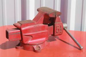 lot 22 image: FULLER RED  5 12 SWIVEL BENCH VISE