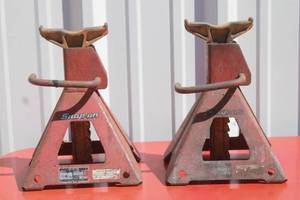 lot 23 image: TOTAL OF 2 SNAP ON 2-TON JACK STANDS , YA-874