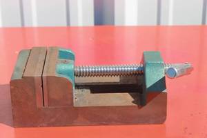 lot 24 image: DRILL PRESS VISE