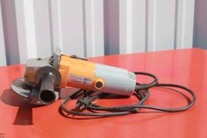 lot 25 image: CHICAGO ELECTRIC POWER TOOL 4 12 ANGLE GRINDER , 43471