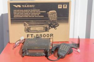 lot 31 image: YAESU FT-8800R  VHF UHF DUAL BAND AMATEUR RADIO TRANSCEIVER IN ORIGINAL BOX