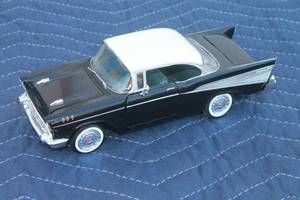lot 102 image: VINTAGE 1957 CHEVY BELAIR No.680301  SCALE 124 MODEL CAR   8L