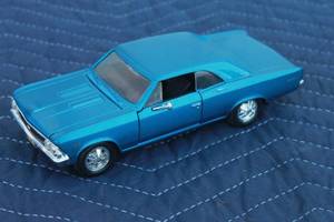 lot 103 image: 1966 MAISTO CHEVY CHEVELLE SS396  SCALE 124 MODEL CAR 8L