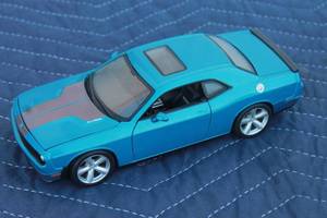 lot 105 image: MAISTO 2006 DODGE CHALLENGER SRT SCALE 124 MODEL CAR 8L