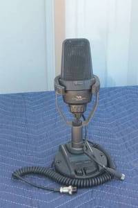 lot 113 image: DYNAMIC MICROPHONE MD-200