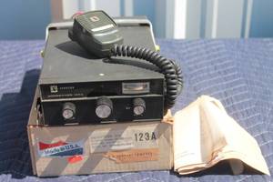 lot 63 image: JOHNSON MESSENGER 123A CITIZENS RADIO TRANSCEIVER 242 0123 002