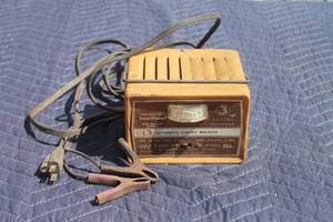 lot 65 image: WESTERN AUTO  L-5091 3AMP AUTO BATTERY CHARGER