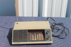 lot 70 image: VINTAGE BEARCAT 250 SCANNER RADIO