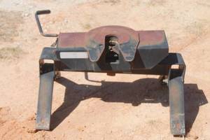 lot 75 image: FIFTH WHEEL HITCH