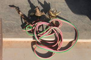 lot 117 image: VICTOR 2450 TORCH WITH REGULATORS AND 4 GAUGES & WELDING HOSE  SEE PICS