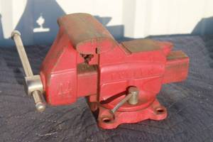 lot 122 image: FULLER 4 12 SWIVEL BENCH VISE