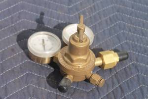 lot 174 image: VICTOR EQUIPMENT Co. DUAL GAS PRESSURE REGULATOR No. SR250C  SEE PICS