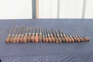 lot 176 image: TOTAL OF 26 MAC ASSORTED SIZE  WOOD HANDLE SCREWDRIVERS