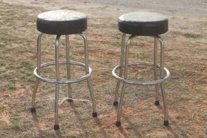 lot 193 image: TOTAL OF 2 MID CENTURY MODERN CHROME  SWIVEL  BAR STOOLS