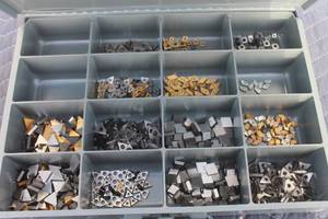 lot 196 image: GENEROUS AMOUNT OF CNC MACHINE ASSORTED CARBIDE INSERTS WITH METAL STORAGE CASE   SEE PICS