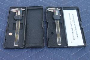 lot 129 image: TOTAL OF 2 ELECTRONIC DIGITAL CALIPERS 0-100MM  WITH CARRY CASES