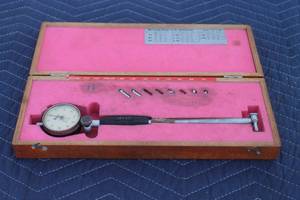lot 131 image: VINTAGE E DIAL BORE GAGE 50-0135-05 MODEL J22A WITH ACCESSORIES & WOOD CARRY CASE