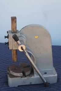 lot 135 image: CENTRAL MACHINERY ARBOR PRESS