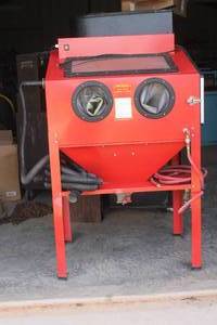 lot 140 image: CENTRAL PNEUMATIC 93608 STEELK BLAST SAND BLASTER CABINET  SEE PICS