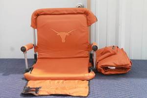 lot 143 image: TEXAS LONGHORN FOLDING STADIUM SEAT WITH BLANKET
