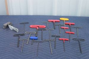 lot 208 image: TOTAL OF 30 T- HANDLE LOOP HEX KEY ALLEN WRENCHES