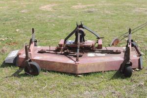 lot 230 image: TRACTOR SUPPLY Co HEAVY DUTY ROTARY CUTTER BUSH HOG MOWERSEE VIDEO ATTACHED