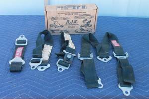 lot 263 image: R.J.S SAFETY EQUIPMENT INC. 20223 HARNESS BELTS  SEE PICS