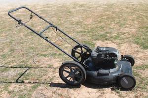 lot 282 image: BRIGGS & STRATTON MURRAY SELECT 22 LAWN MOWER