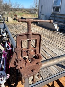 lot 301 image: VINTAGE LARGE  REED PIPE VISE No.2