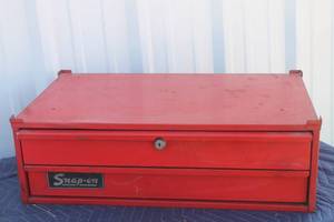 lot 84 image: SNAP-ON RED METAL 2-DRAWER TOOL CHEST WITH HANDLES, 26L X 15 X 8 12H&nbsp