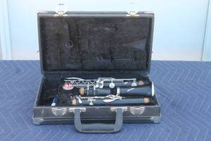 lot 4 image: LEBLANC VITO V40 CLARINET&nbsp WITH CARRY CASE&nbsp