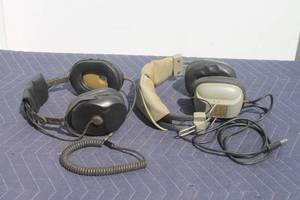 lot 33 image: ASTROCOM 10355-B AVIATION HEADSET&nbsp &nbsp&amp REALISTIC NOVA 10 STEREO HEADPHONES&nbsp