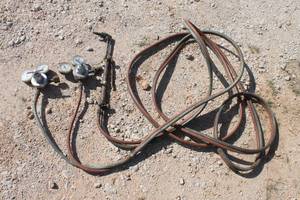 lot 9 image: AIRCO OXYGEN REGULATOR 8069206&nbsp &amp AIRCO COMPRESSED GAS REGULATOR 8069209 WITH AIRCO&nbsp WELDING TORCH 818-0750 AND WELDING HOSE&nbsp