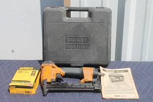 lot 116 image: STANLEY BOSTITCH S32 WITH DEWALT CROWN STAPLES &amp CARRY CASE&nbsp