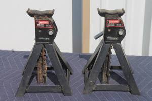 lot 124 image: SET OF CRAFTSMAN JACKSTANDS , 2 14 TONS ,4,500 LBS&nbsp
