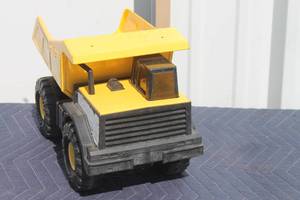 lot 125 image: VINTAGE 1999 HASBRO INC TONKA TRUCK&nbsp
