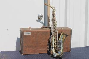 lot 129 image: ARMSTRONG ELKHART SAXOPHONE 28-25156 WITH CARRY CASE&nbsp