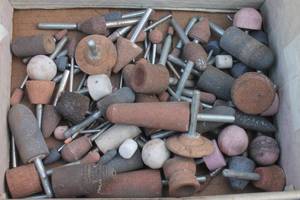 lot 147 image: GENEROUS AMOUNT OF ASSORTED SIZE MOUNTED POINT ROTARY GRINDING WHEELS  SEE PICS&nbsp