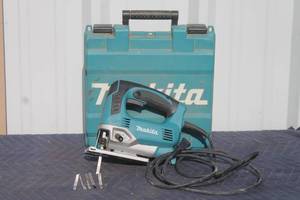 lot 187 image: MAKITA JV0600 TOP HANDLE JIG SAW WITH 6 -BLADES &amp CARRY CASE&nbsp