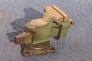 lot 190 image: SWIVEL BENCH VISE 3V7627&nbsp