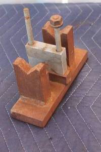 lot 208 image: VINTAGE METAL WORKING V-BLOCK SET WITH CLAMPS&nbsp