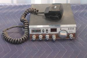 lot 210 image: REALISTIC 21-1565 CB RADIO&nbsp