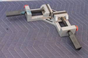 lot 229 image: CRAFTSMAN 90 DEGREE DOUBLE HANDLE QUICK RELEASE CORNER CLAMP&nbsp