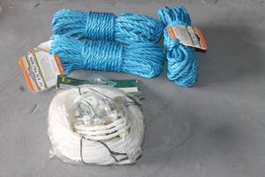 lot 320 image: TIMBER CREEK PULLY HOIST WITH 3- TOOL BENCH POLY ROPES&nbsp