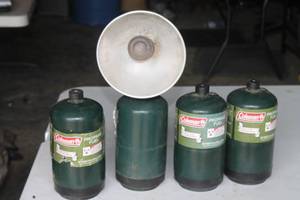 lot 325 image: COLEMAN PROPANE HEATER LANTERN WITH TOTAL OF 4 PROPANE CANS USED &amp ONE APPEAR TO BE FULL