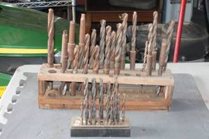 lot 326 image: GENEROUS AMOUNT OF ASSORTED SIZE SPIRAL TAPSBITS&nbsp