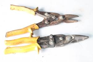 lot 329 image: TOTAL OF 2-WISS M3 AVIATION SNIP PLIERS&nbsp